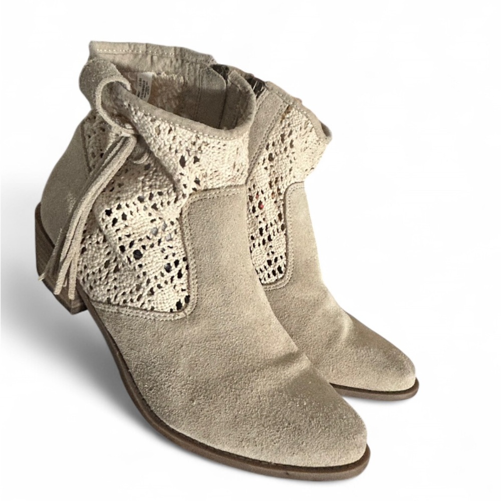 5/$25 American Eagle Outfitters Cream Suede Crochet Ankle Booties with Tassel